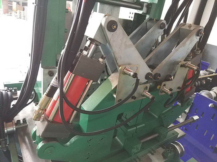  全自動(dòng)C/Z型鋼一體機(jī)又叫C/Z互換壓型機(jī),C、Z互換檁條機(jī)，是將C型機(jī)和Z型機(jī)合二為一的壓瓦機(jī)設(shè)備，為用戶提供的可通過(guò)PLC電腦控制在短時(shí)間內(nèi)實(shí)現(xiàn)C/Z兩種型號(hào)各種規(guī)格檁條互換生產(chǎn)的高自動(dòng)化檁條成型設(shè)備。正創(chuàng)品牌全自動(dòng)C、Z互換檁條機(jī)生產(chǎn)過(guò)程完全自動(dòng)控制，換規(guī)格時(shí)無(wú)須更換成型輥，徹底改變了使用C、Z兩種不同設(shè)備分別加工C、Z型兩種不同檁條的歷史，為用戶節(jié)省了大量的投資成本與場(chǎng)地空間。    C/Z互換檁條機(jī)產(chǎn)品亮點(diǎn)： 1、生產(chǎn)的C型檁條平直度好，具有良好的抗壓抗彎能力； 2、生產(chǎn)的Z型檁條可反向搭接安裝，連接點(diǎn)安裝強(qiáng)度加大； 3、全自動(dòng)電控系統(tǒng)設(shè)有報(bào)錯(cuò)裝置，確保生產(chǎn)線的安全穩(wěn)定； 4、驅(qū)動(dòng)采用減速電機(jī)加變頻控制，速度控制，定長(zhǎng)、定位準(zhǔn)確可靠； 5、可以輥壓CZ兩種不同型材，節(jié)約了用戶的購(gòu)買(mǎi)成本和場(chǎng)地空間； 6、無(wú)須更換成型輥便可實(shí)現(xiàn)兩種型號(hào)型材的轉(zhuǎn)換，速度快、效率高。  正創(chuàng)C、Z互換檁條機(jī)由導(dǎo)向、矯平裝置、2臺(tái)液壓沖孔裝置、液壓切斷裝置、電控系統(tǒng)、液壓系統(tǒng)等組成。該設(shè)備通過(guò)三個(gè)減速機(jī)，經(jīng)鏈輪齒輪固定轉(zhuǎn)動(dòng)固定軸，實(shí)現(xiàn)不同型號(hào)檁條的互換，可通過(guò)手工旋轉(zhuǎn)固定旋轉(zhuǎn)板來(lái)實(shí)現(xiàn)C/Z互換，檁條輸入的長(zhǎng)度、縱向孔距、數(shù)量等參數(shù)，設(shè)備即可進(jìn)行自動(dòng)沖孔、切斷、成型。全自動(dòng)C/Z型檁條機(jī)具有運(yùn)行穩(wěn)定可靠，沖壓孔精密度高，產(chǎn)量高，為廣大用戶帶來(lái)使用的便捷。  選型建議： 正創(chuàng)全自動(dòng)C/Z型鋼一體機(jī)整機(jī)外形美觀、生產(chǎn)效率高，生產(chǎn)速度達(dá)到20m/min，其他常規(guī)參數(shù)有：成型輥道數(shù)為12道、機(jī)組*大切斷寬度300mm、*大剪切厚度3mm，如有特殊需求，建議您隨時(shí)撥打正創(chuàng)服務(wù)熱線：138-6180-1880，公司專(zhuān)業(yè)技術(shù)人員將會(huì)根據(jù)您的要求提供給您*為滿意的答復(fù)。  全自動(dòng)C Z型鋼參數(shù)：